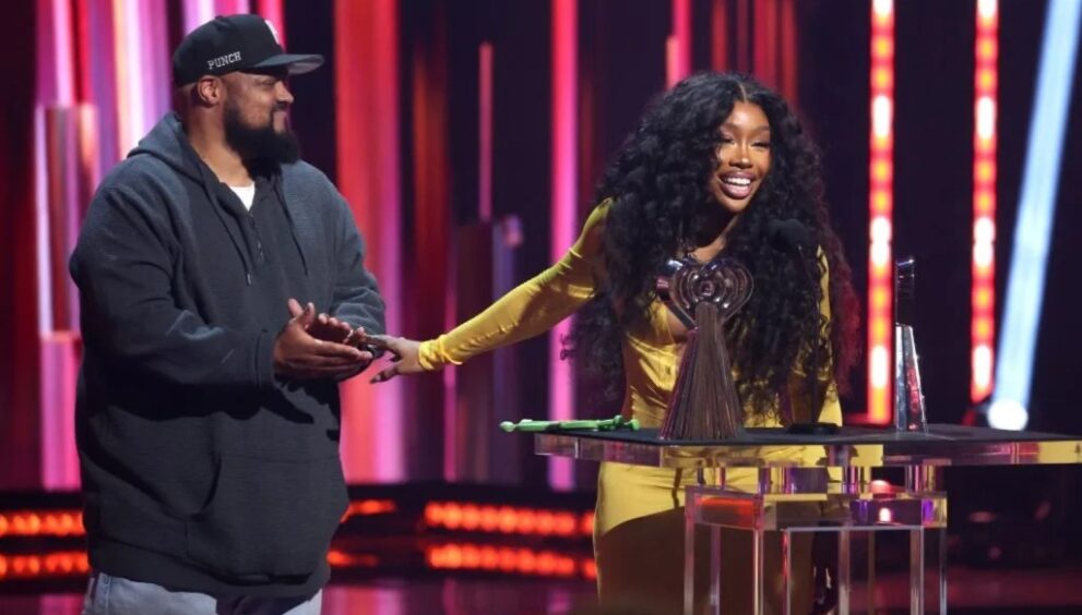 SZA and Manager Punch Part Ways.