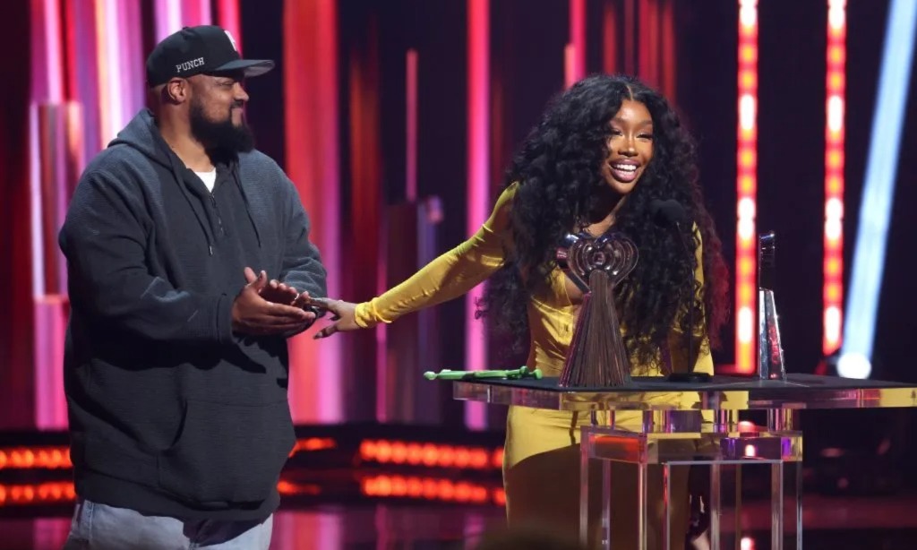 SZA and Manager Punch Part Ways.